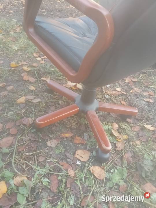 Fotel skórzany obrotowy czarny drewno brązowy Brzozówka