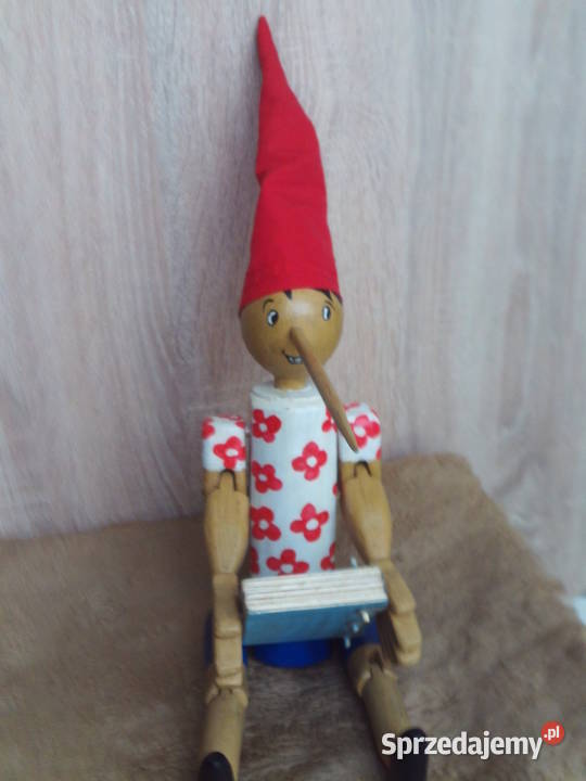 UnikatDrewniany wielki Pinokio czytający bajkę Kalisz