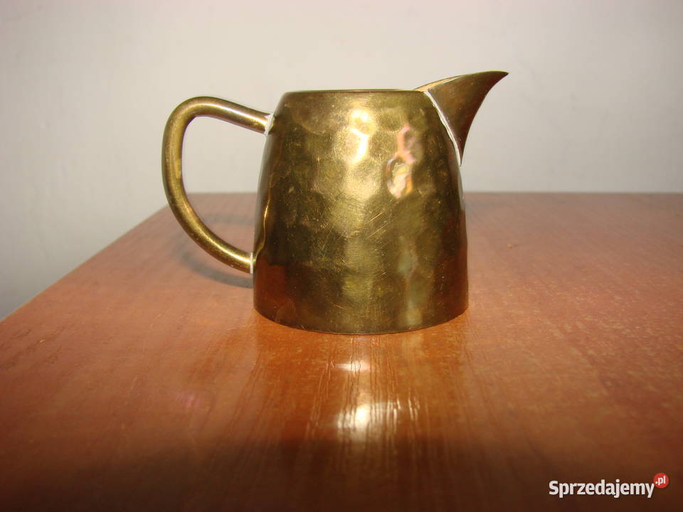mały mosiężny dzbanuszek