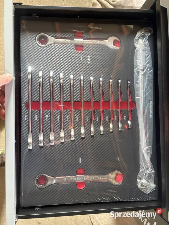 Wózek narzędziowy wyposażony