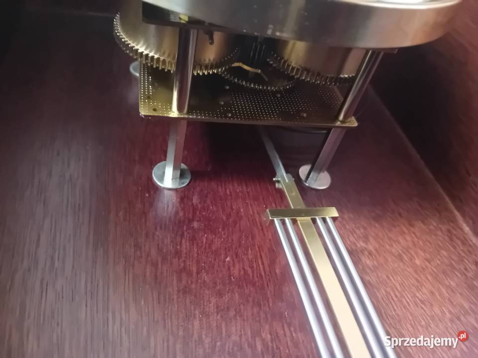 Zegar ścienny z wahadłem firmy Hermle drewno Zegary