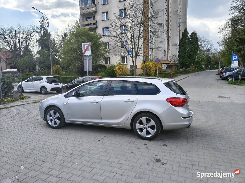 Opel Astra J kombi Sports Tourer 2012