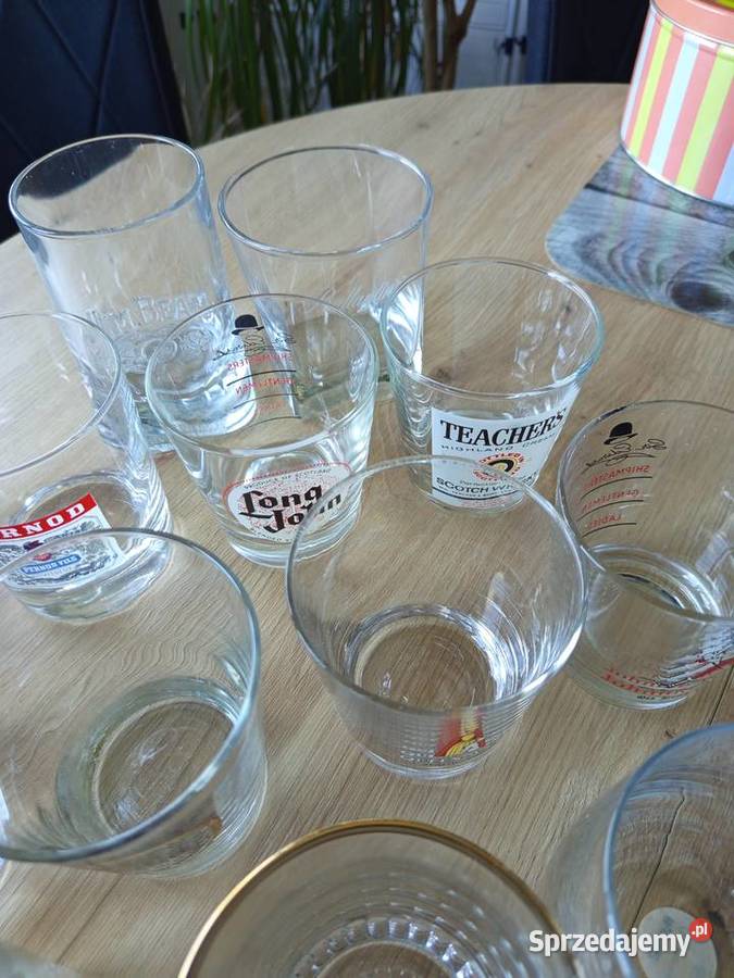 13 szklanek z kolekcji whisky