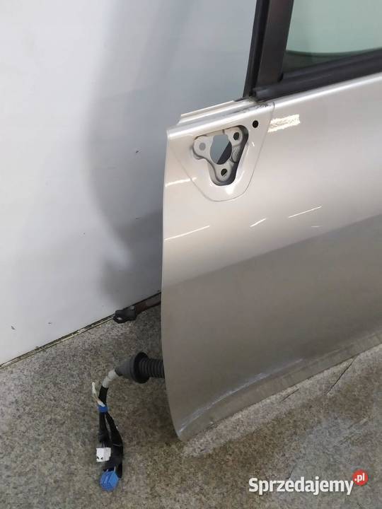 DRZWI LEWE PRZÓD SREBRNE Toyota Auris I 20062012