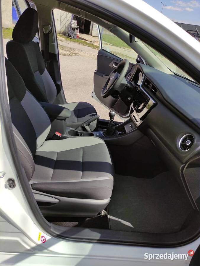 Syndyk sprzeda samochód osobowy Toyota Auris 75 Kielce sprzedam