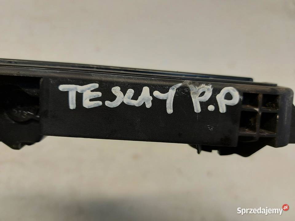 TESLA MODEL Y 2023r Klamka drzwi przód prawa osobowe