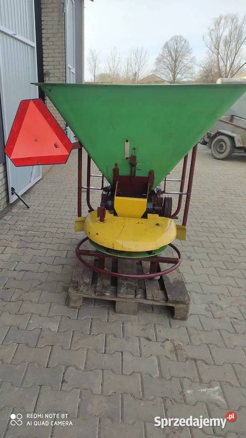 Rozsiewacz nawozów wapna motyl pom 600 l Bełżyce