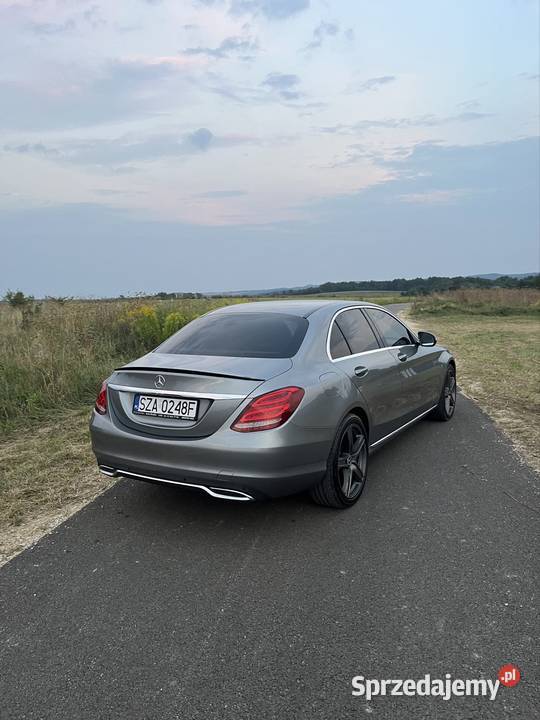 Piękny MercedesBenz CKlasa W205 łopatki zmiany biegów Zawiercie