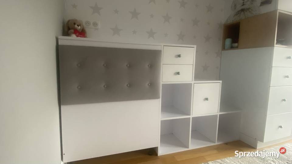 Zestaw mebli z tapicerowanym zagłowkiem i duzym