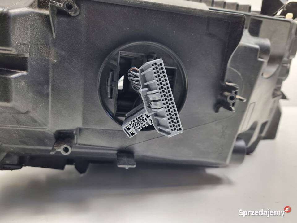 Volvo XC60 II FULL LED PRZEDNIA LAMPA PRAWA Janów