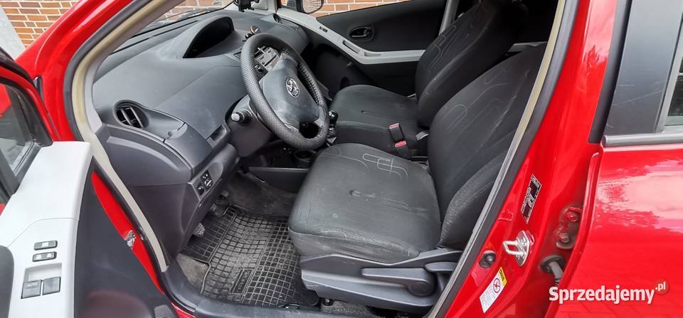 Toyota Yaris 133 99 2010 czerwony śląskie Dąbrowa Górnicza