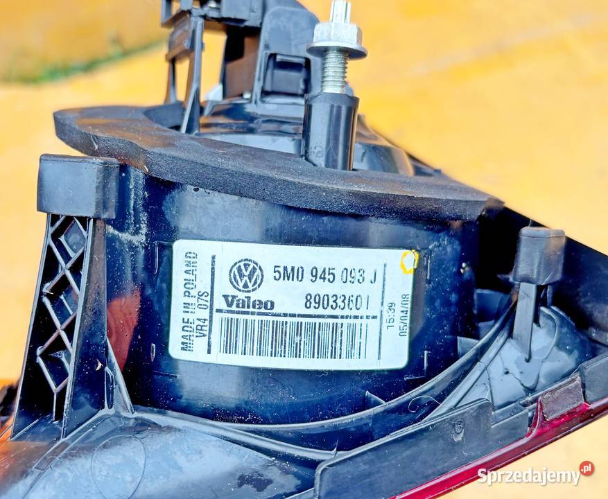LAMPA KLAPY LEWY TYŁ VW GOLF V PLUS 5M0945093J Radom
