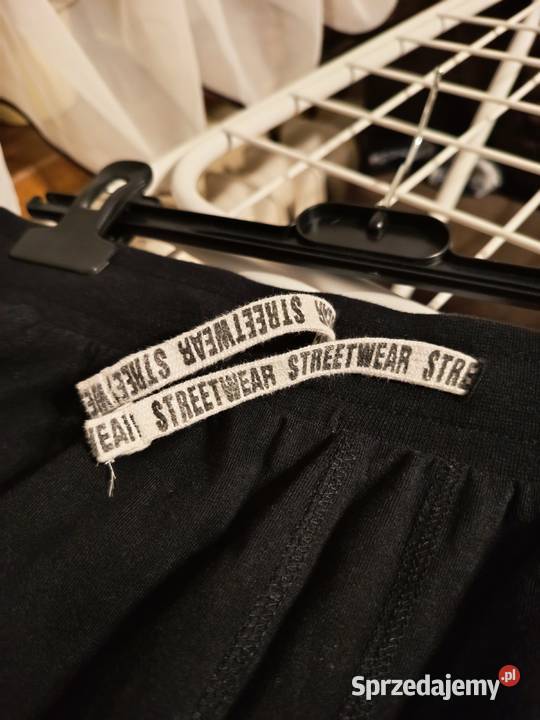 Krótkie Czarne Spodenki na WF Chłopięce Sportowe Sport Suwałki sprzedam