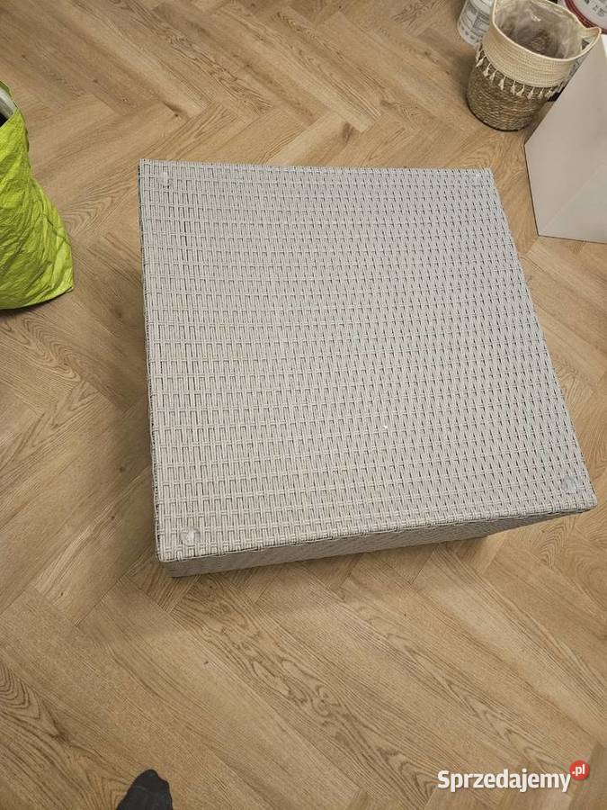 Stolik do ogrodu z technorata kupiony w Beliani Łódź