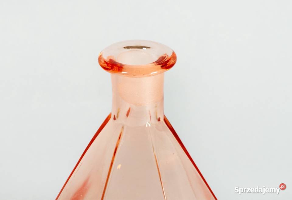 karafka z lat 30 XX wieku wyprodukowaną w