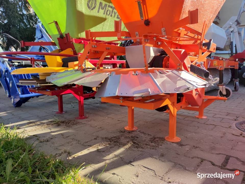 Rozsiewacz MOTYL N 031 M z przystawka komunalną Łęczyca