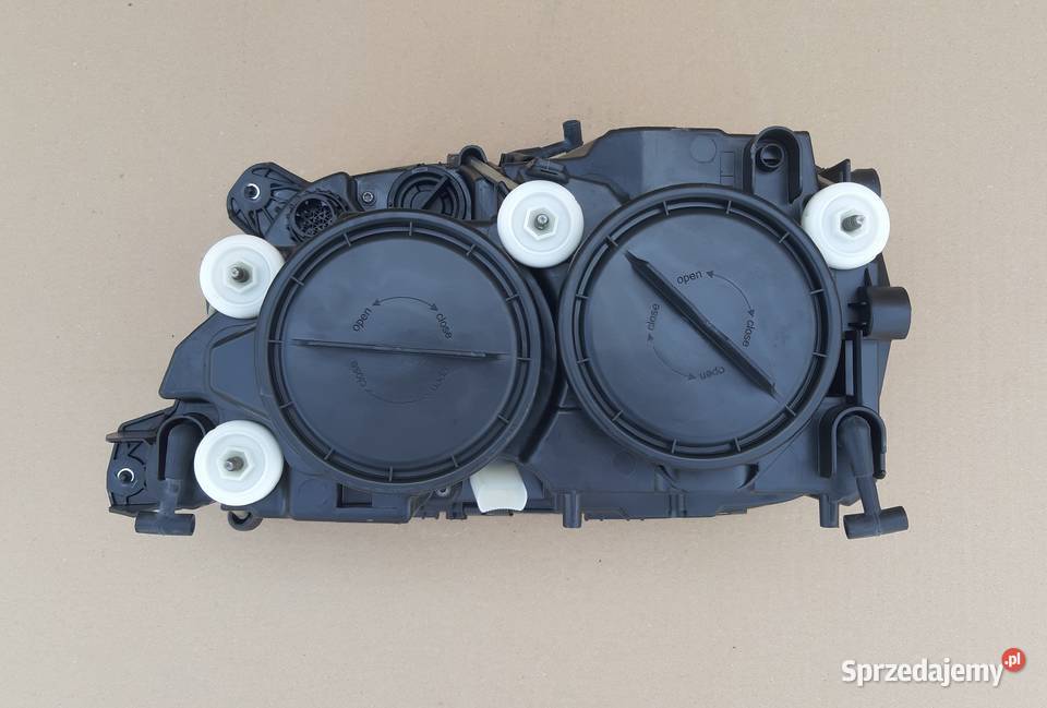 MERCEDES ACTROS MP3 REFLEKTOR PRAWY NOWY