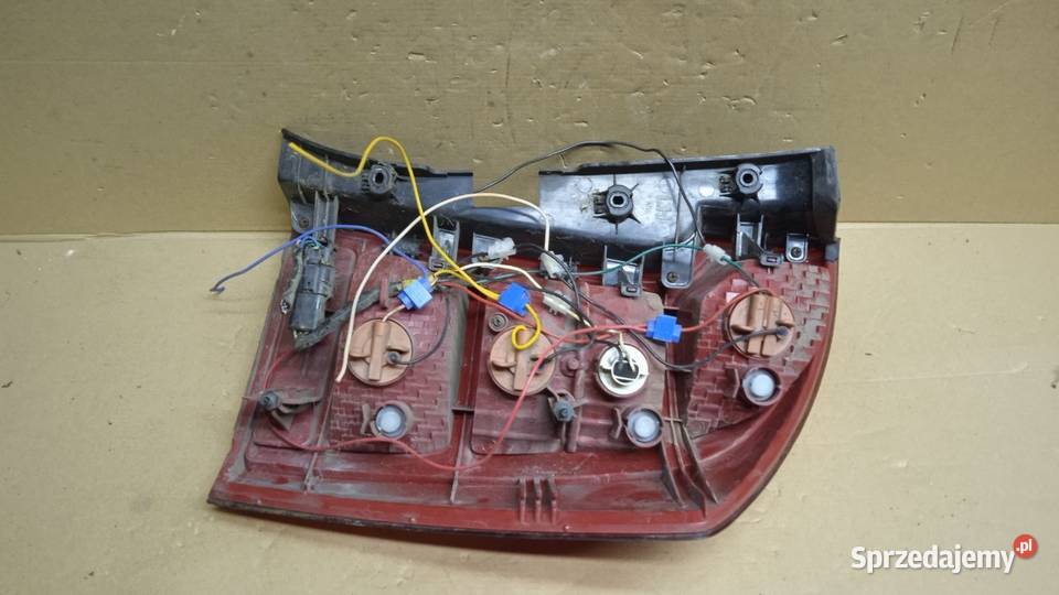 KIA CARENS III VAN LAMPA TYŁ LEWA Światła stop Zbierkowo
