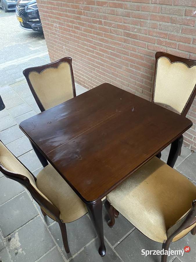 Piękny stół z krzesłami