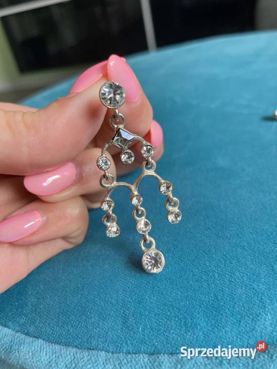 Śliczne bogate metalowe wiszące kolczyki Nisko