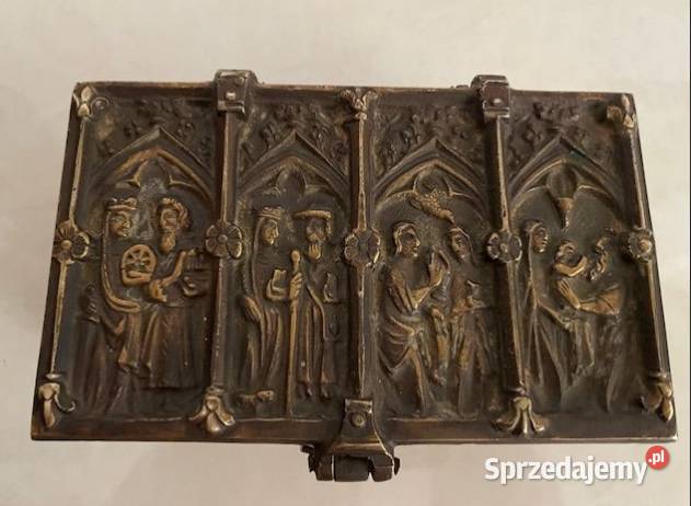 Stara szkatułka mosiężna o motywach gotyckich