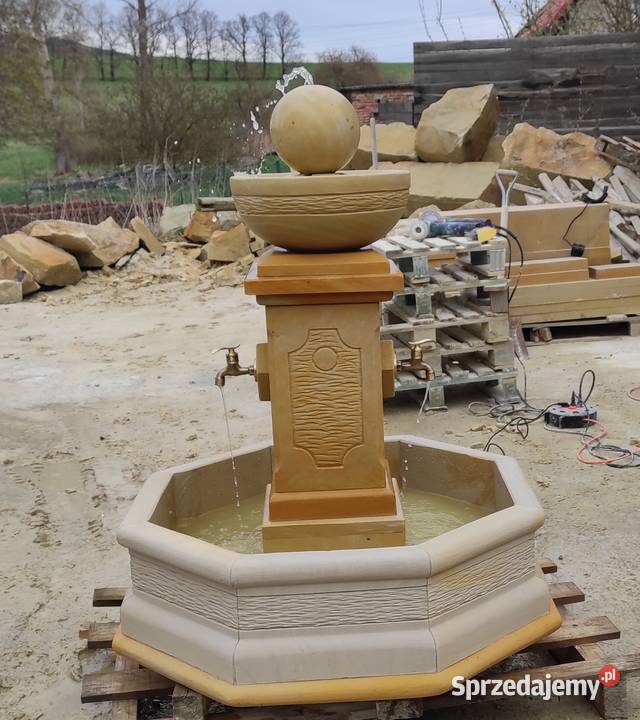 Piękna fontanna z naturalnego kamienia