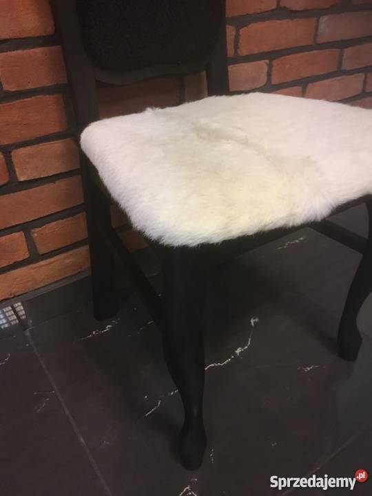 czarne krzesło
