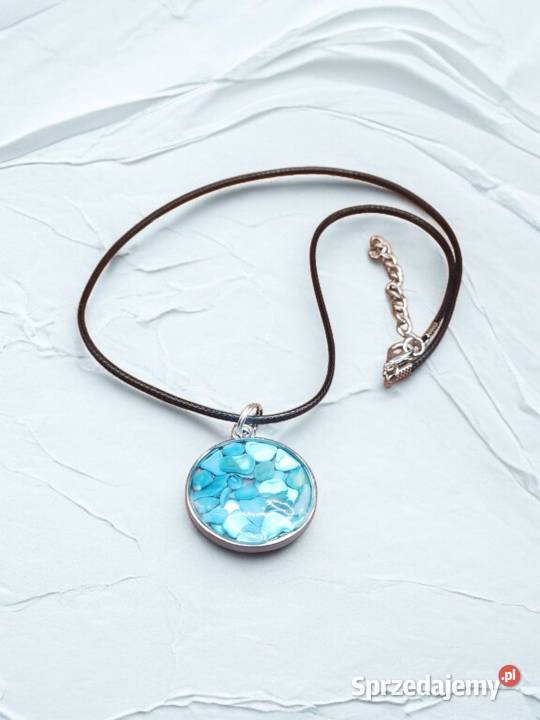 Naszyjnik z żywicy z turkusowymi muszlami Sanok