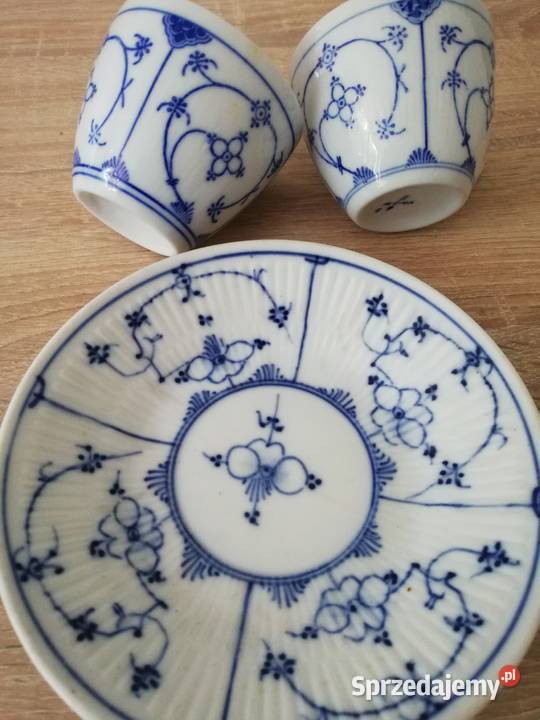 dwie filiżanki i talerzyk stara porcelana