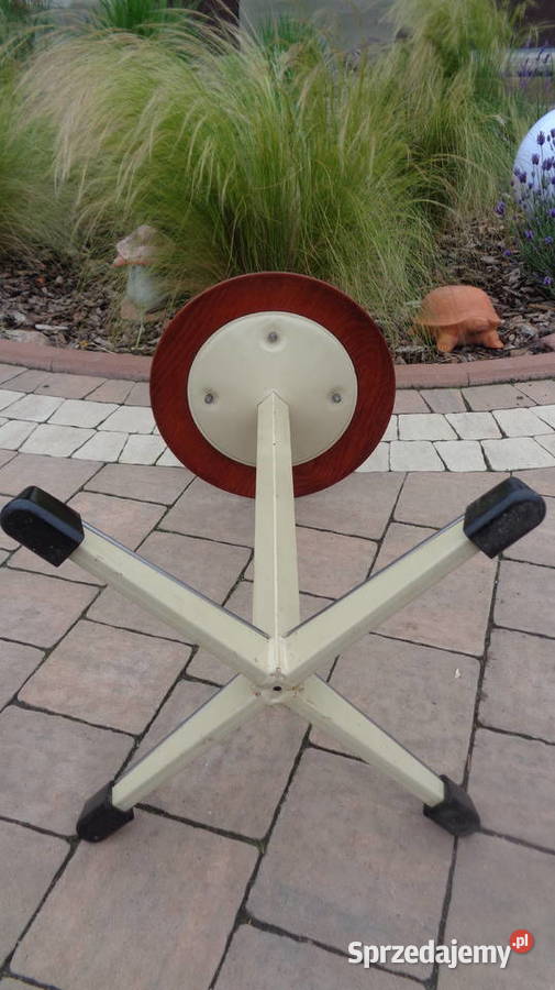 mały stołek vintage metalowy Strzelno