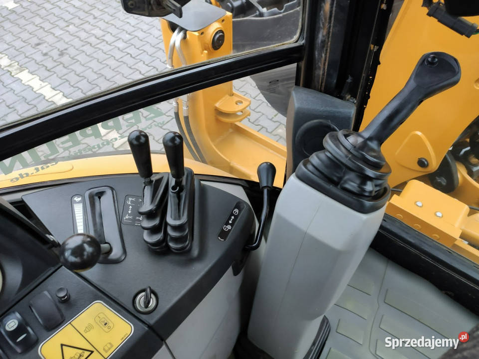 na równych kołach Caterpillar 444E Premier