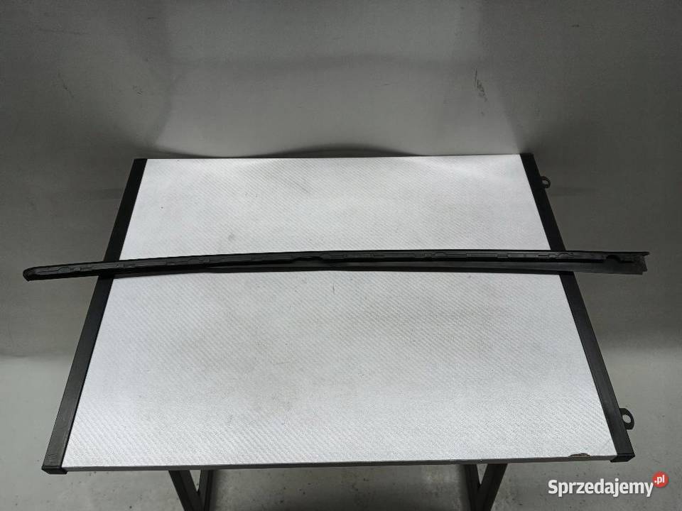 LISTWA SZYBY CZOŁOWEJ PRAWA VW GOLF VIII