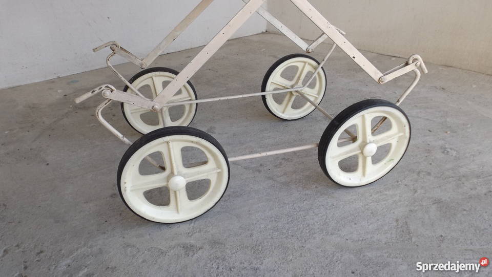 Stary wózek lalek z Prlu Grodziczno