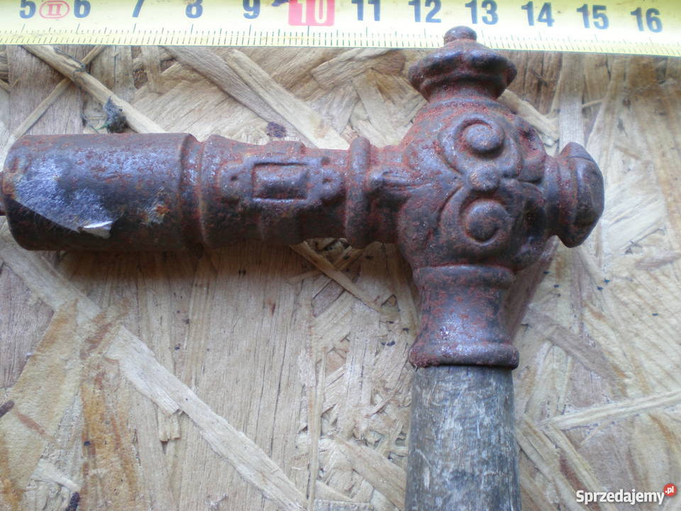 Przedwojenna rzeźbiona klamka z drewnianą rączką Lipiany