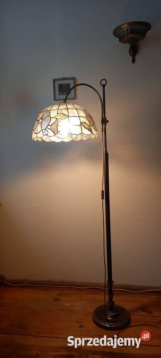 Lampa podłogowa z ruchomym ramieniem klosz