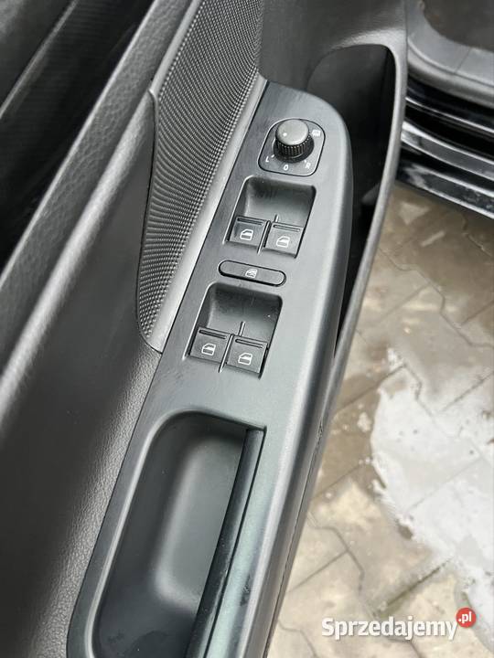 VW Golf VI Kombi 2010 20 TDI DSG Panorama Skóra Rok produkcji 2010 Strumień