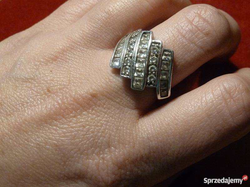 srebrny z cyrkoniami