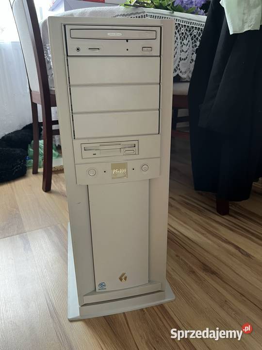 Zabytkowy komputer PC Gateway 2000 Pentium Brzana