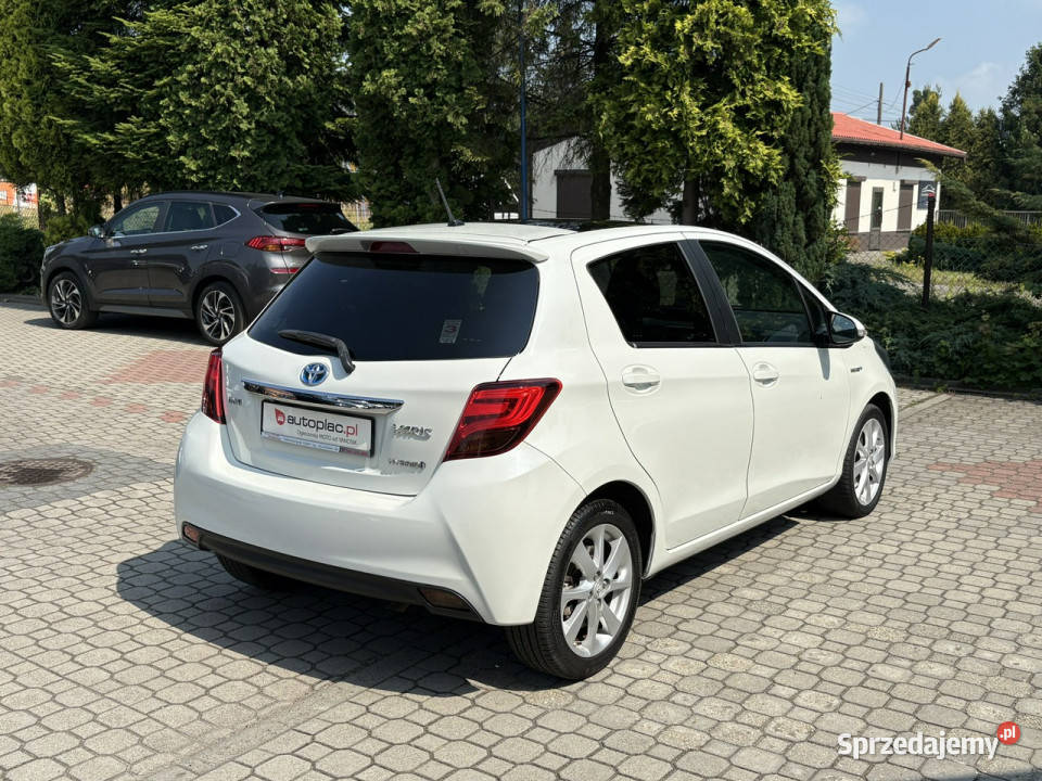 Toyota Yaris 15 Hybrid Biała PerłaKamera