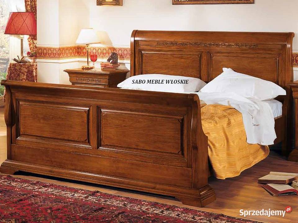 Klasyczne drewniane łóżko włoskie w kolorze orzechowym