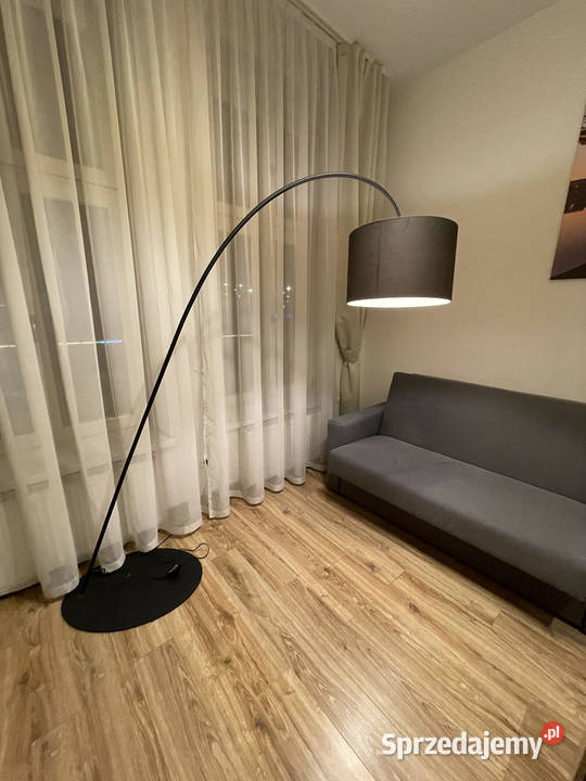 Czarna lampę podłogową nowoczesny design