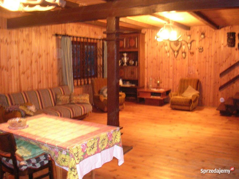 Drewnianomurowany dom Dzięciołkiem w bliskim sąs