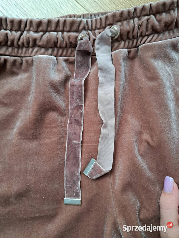 pudroworóżowe welurowe spodnie dresowe mohito 34 Odzież damska