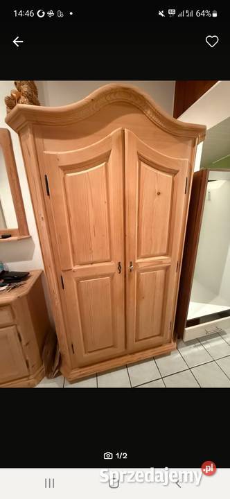 Szafa z drewna w stanie
