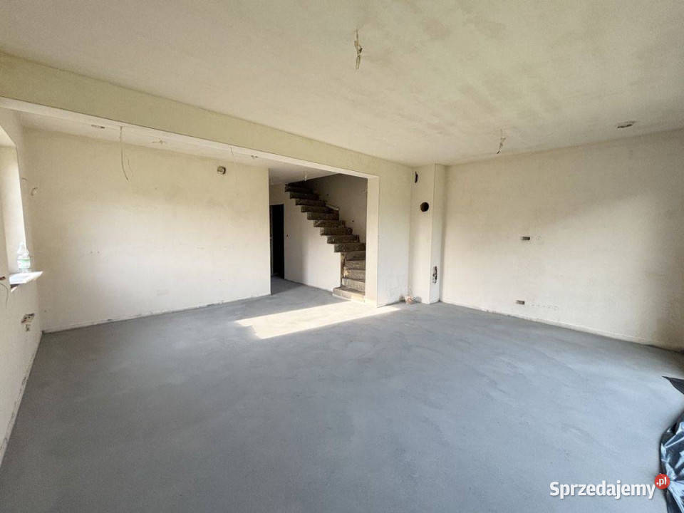 Szarów dom wolnostojący garaż