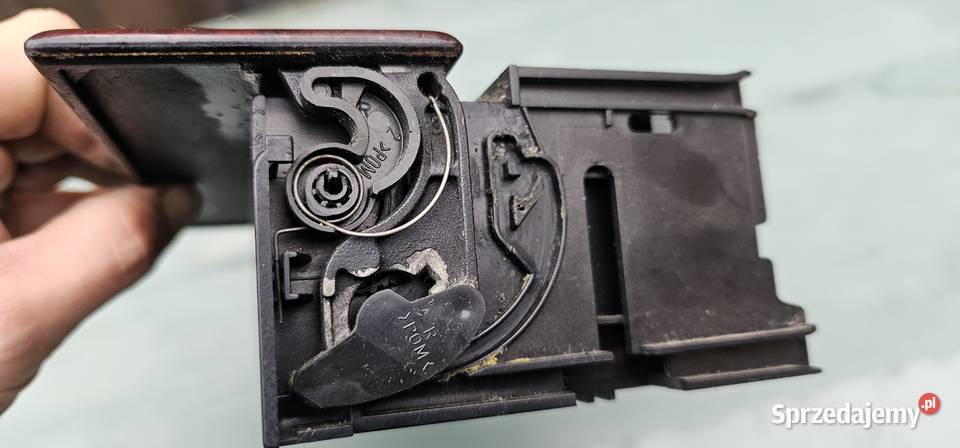 Schowek pod radio mercedes w210