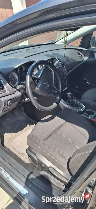 Opel Astra J Kombi 14 Turbo 140 manualna