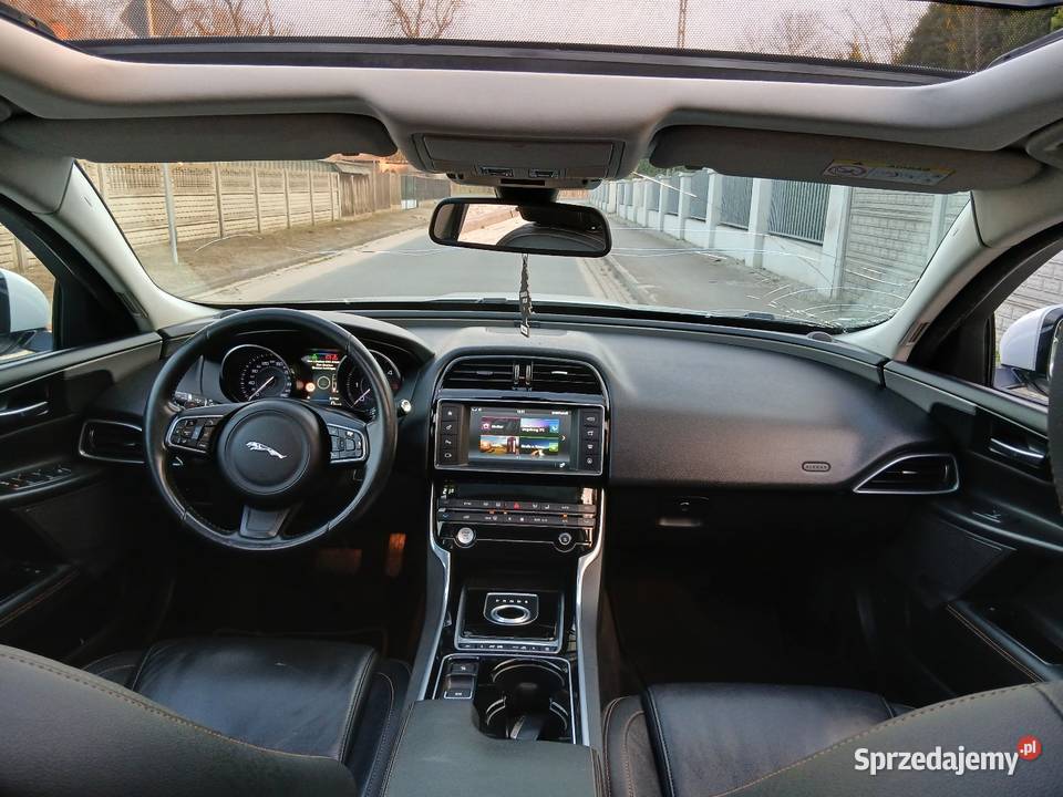 Jaguar XE 20 Panoramadach Automat Biała perła z elektrycznie ustawiane fotele