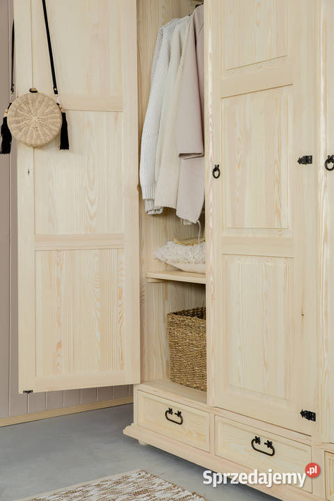 Stylowa duża szafa trzydrzwiowa na ubrania do Maków Podhalański