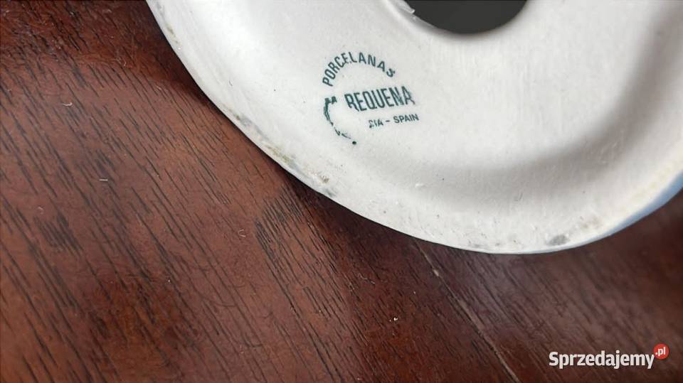 Figurka Gołąb wychodzący z niebieskiego cylindra Porcelana i szkło Gdańsk